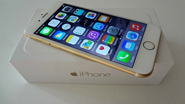 Apple là doanh nghiệp có giá trị vốn hóa lớn nhất thế giới nhờ sự gia tăng số người sử dụng iPhone.