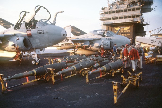 Clip thả... heo trên tàu sân bay Mỹ ảnh 1 Clip thả... heo trên tàu sân bay Mỹ ảnh 1