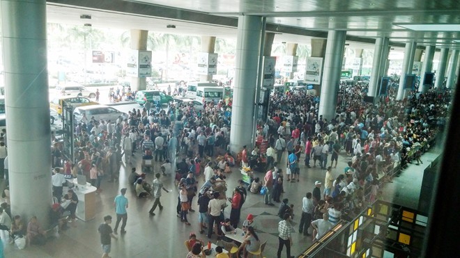 Qúa tải khu vực ga đến quốc tế sân bay Tân Sơn Nhất những ngày qua. Ảnh: Trường Nguyên.