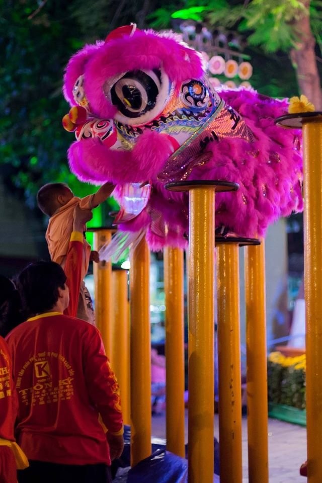 Trẻ con đi xem múa lân- Ảnh: Sơn Khôi