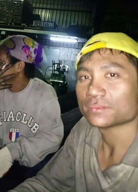 Anh công nhân tên Đức (phải) đen nhẻm vì làm công việc nặng, đang nghỉ ngơi trong giờ tăng ca- Ảnh nhân vật cung cấp.