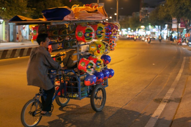 Một xe lân bán đêm có trang bị nhạc và đèn chớp- Ảnh: Sơn Khôi