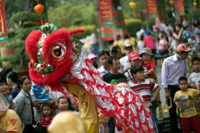 Trẻ con luôn thích xem múa lân - Ảnh: Sơn Khôi