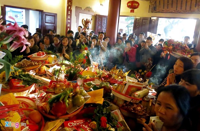 Người dân chen lấn tìm khoảng trống để làm lễ. Người dân chen lấn tìm khoảng trống để làm lễ.