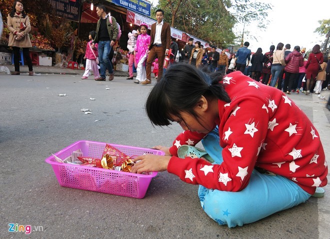 Trước cổng phủ xuất hiện một số người ăn xin trong đó có cả trẻ em "hành nghề". Trước cổng phủ xuất hiện một số người ăn xin trong đó có cả trẻ em "hành nghề".
