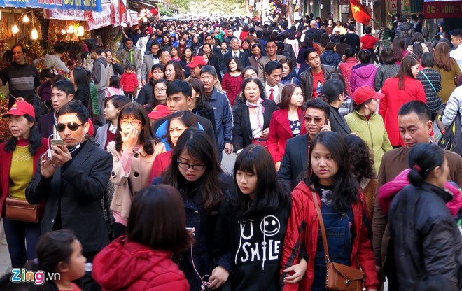 18h chiều, số lượng người đổ về phủ Tây Hồ càng đông hơn. 18h chiều, số lượng người đổ về phủ Tây Hồ càng đông hơn.