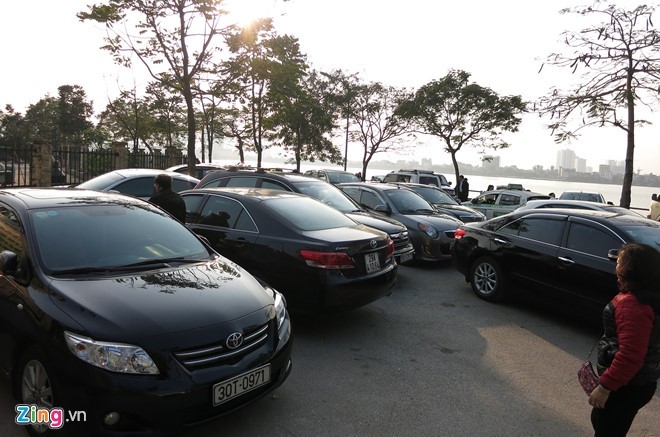 Ôtô xếp hàng dài, tắc nghẽn cục bộ hàng km. Nhiều xe phải nhích từng vài chục cm trong quãng thời gian dài. Ôtô xếp hàng dài, tắc nghẽn cục bộ hàng km. Nhiều xe phải nhích từng vài chục cm trong quãng thời gian dài.
