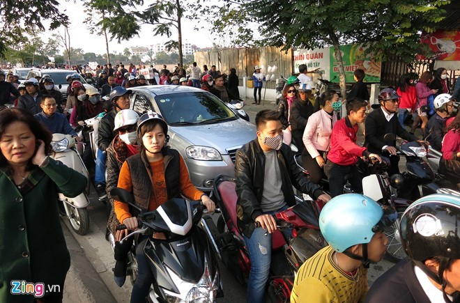 Nhiều người tham gia giao thông ngày đầu năm mới không đội mũ bảo hiểm khi ngồi trên xe máy. Nhiều người tham gia giao thông ngày đầu năm mới không đội mũ bảo hiểm khi ngồi trên xe máy.