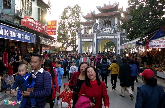 Con đường chính dẫn vào bên trong chật cứng người. Con đường chính dẫn vào bên trong chật cứng người.