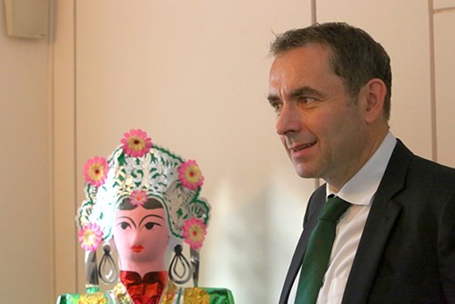 Vị đại sứ 'ngủ' dưới gầm cầu Long Biên ảnh 3 Vị đại sứ 'ngủ' dưới gầm cầu Long Biên - ảnh 3