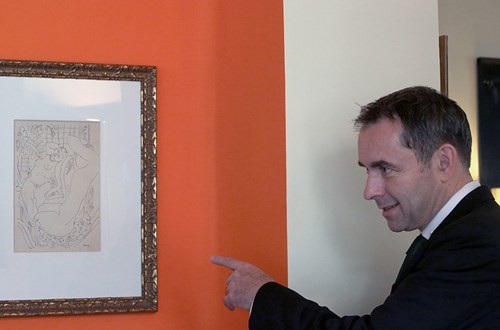 Vị đại sứ 'ngủ' dưới gầm cầu Long Biên ảnh 2 Vị đại sứ 'ngủ' dưới gầm cầu Long Biên - ảnh 2