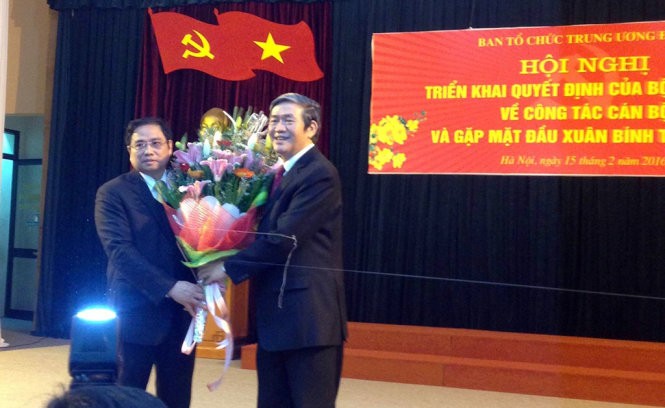 Ông Đinh Thế Huynh trao quyết định cho ông Phạm Minh Chính - Ảnh: Tuổi trẻ Ông Đinh Thế Huynh trao quyết định cho ông Phạm Minh Chính - Ảnh: Tuổi trẻ
