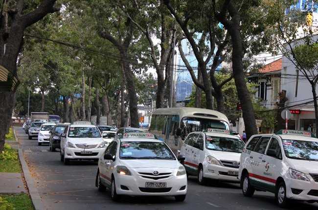 Cước taxi giảm chậm vì DN mất tiền tỉ mỗi lần đổi cước?