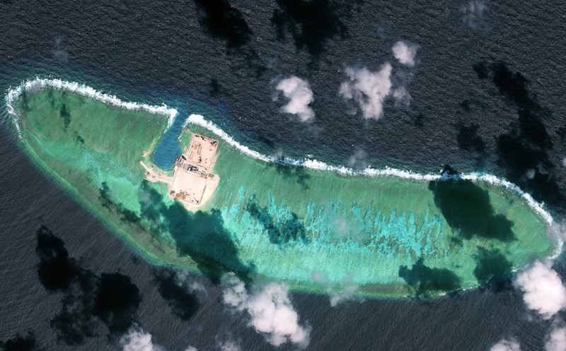 Không lâu sau sự việc Bắc Kinh đưa tên lửa phòng không tới đảo Phú Lâm, thuộc quần đảo Hoàng Sa của Việt Nam và Trung Quốc đang chiếm đóng trái phép, ảnh vệ tinh tiếp tục phát hiện các hoạt động của Trung Quốc trên các đảo nhân tạo mà nước này xây dựng bất hợp pháp trên quần đảo Trường Sa của Việt Nam. Cụ thể, các hoạt động xây dựng đang diễn ra trên đá Ga Ven, đá Tư Nghĩa, đá Gạc Ma hay đặc biệt là đá Châu Viên, có thể phục vụ cho chiến lược dài hạn của Trung Quốc ở Biển Đông, Tổ chức Sáng kiến Minh bạch Hàng hải châu Á, thuộc Trung tâm Nghiên cứu Chiến lược và Quốc tế (CSIS) cho hay. Ảnh vệ tinh cho thấy các hoạt động xây dựng của Trung Quốc trên đá Châu Viên ngày 24/1/2016. Cận cảnh phía nam đá Châu Viên, nơi các chuyên gia nghi ngờ Trung Quốc xây dựng tháp quan sát, trạm thông tin liên lạc và radar. Một góc khác về đá Châu Viên, nơi các hoạt động xây dựng được cho là đang diễn ra ở mức độ đặc biệt. Bên cạnh Châu Viên, Trung Quốc cũng tiến hành các hoạt động xây dựng trên các thực thể chiếm đóng bất hợp pháp khác ở quần đảo Trường Sa của Việt Nam. Trạm radar tình nghi trên đá Ga Ven hôm 12/2/2016. Cận cảnh công trình nghi là trạm radar trênđá Ga Ven. Trạm radar trên đá Tư Nghĩa trong ảnh chụp ngày 7/2/2016. Cận cảnh trạm radar tình nghi ở phía đông đá Tư Nghĩa. Các trạm radar trên đá Gạc Ma trong ảnh chụp ngày 9/2/2016. Cận cảnh trạm radar nằm ở phía bắc đá Gạc Ma. Theo Zing