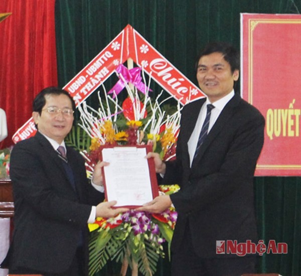 Ông Hoàng Nghĩa Hiếu (bìa phải) nhận quyết định về làm PGĐ Sở Nông nghiệp vào ngày 25.2- Ảnh: báo Nghệ An. Ông Hoàng Nghĩa Hiếu (bìa phải) nhận quyết định về làm PGĐ Sở Nông nghiệp vào ngày 25.2- Ảnh: báo Nghệ An.