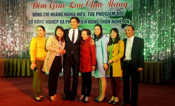 Tân PGĐ chụp ảnh chúc mừng cùng những người quen. Tân PGĐ chụp ảnh chúc mừng cùng những người quen.