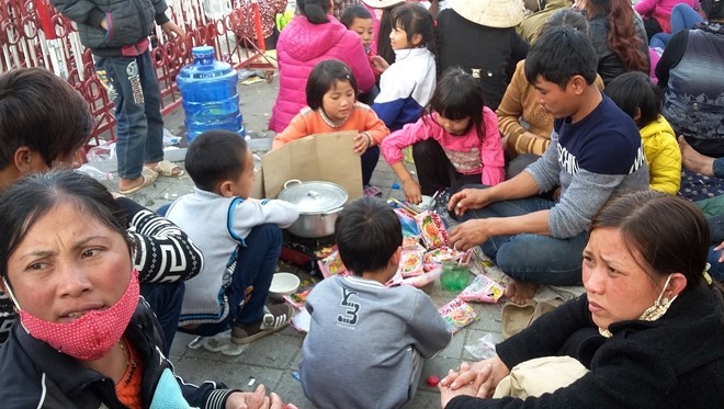 Người dân nấu nướng, ăn uống tại chỗ trước cổng UBND tỉnh Thanh Hóa. Ảnh:Nguyễn Dương. Người dân nấu nướng, ăn uống tại chỗ trước cổng UBND tỉnh Thanh Hóa. Ảnh:Nguyễn Dương.