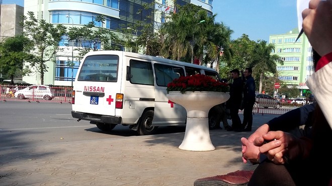 Xe cứu thương được lực lượng chức năng điều sẵn để phòng trường hợp có người dân kiệt sức, ngất xỉu. Ảnh:Nguyễn Dương. Xe cứu thương được lực lượng chức năng điều sẵn để phòng trường hợp có người dân kiệt sức, ngất xỉu. Ảnh:Nguyễn Dương.