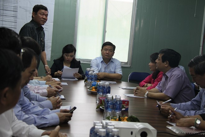 Lãnh đạo bệnh viện Nhi Đồng báo cáo Bí thư Thăng. Ảnh:Hoàng Bình. 'Nhìn 4-6 em một giường thì tiến độ phải nhanh lên'