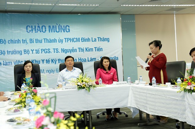 Bà Trần Thị Lâm báo cáo với ông Đinh La Thăng và bà Nguyễn Thị Kim Tiến về hoạt động của Khu Y tế kỹ thuật cao HoaLam - Shangri - La