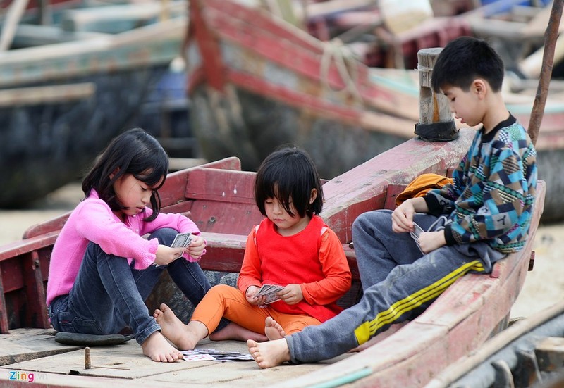 Trẻ em chờ bố mẹ tại khu neo đậu tàu thuyền gần đền Độc Cước.