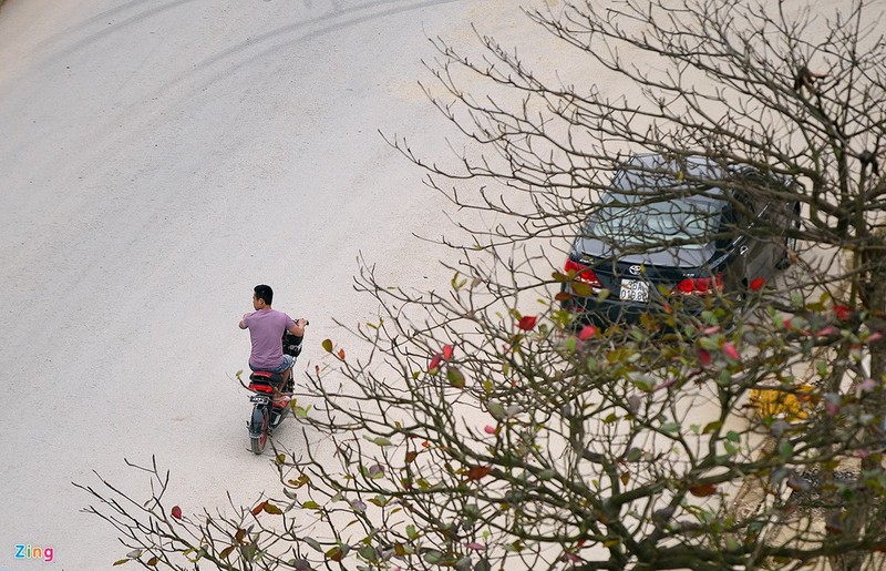 Hiện tại đây không phải là mùa du lịch, nên khu vực Sầm Sơn khá vắng vẻ. Nhiều nhà hàng, nhà dân cũng phải đóng cửa do công trình xây dựng ven biển gây bụi bặm ngày đêm.