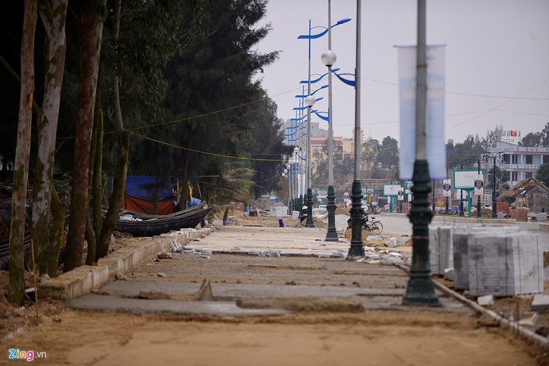 Do cam kết hoàn thành công việc chỉnh trang xong trước dịp 30/4 nên nhà thầu FLC đã huy động nhiều công nhân, máy móc, phương tiện đến thi công, biến tuyến đường Hồ Xuân Hương trở thành một đại công trường luôn bụi bặm.