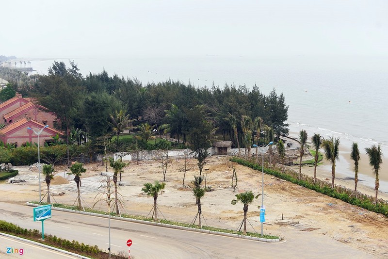 Trước đó, theo chủ trương của UBND tỉnh Thanh Hóa, song song với việc xây dựng cơ sở hiện đại, sẽ dịch chuyển khu vực bến đậu của ngư dân sang vị trí khác, gồm hai điểm Vạn Chài và đền Độc Cước. Tuy nhiên, ngư dân cho rằng việc tập kết tại hai điểm này ảnh hưởng tới việc làm ăn, đánh bắt gần bờ của họ, nên đã kéo lên UBND tỉnh để phản đối. (Ảnh chụp tại khu vực Vạn Chài).