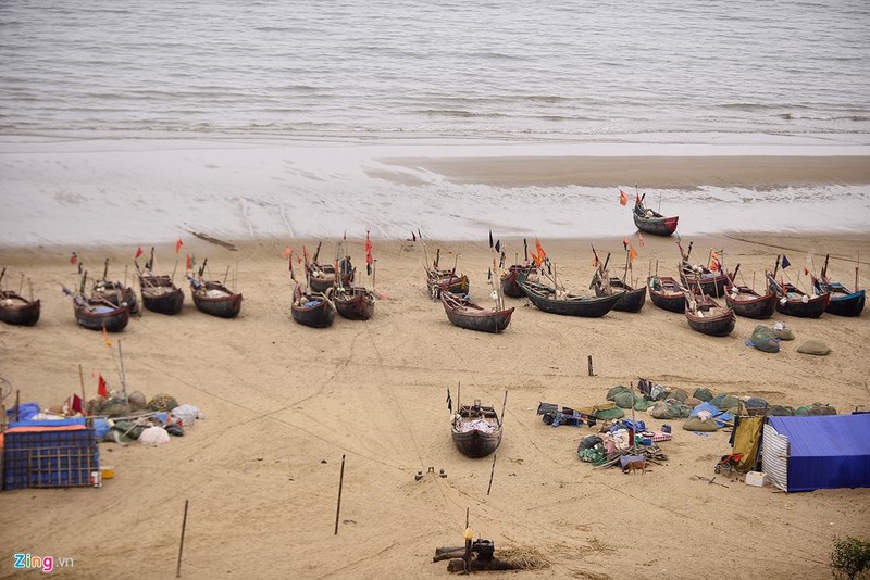 Sáng 8/3, những con thuyền nhỏ tiếp tục rẽ sóng ra khơi để đánh bắt gần bờ, nghề nghiệp chính của ngư dân các xã Quảng Cư, phường Trường Sơn, Trung Sơn.