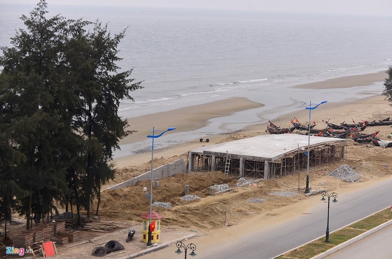 Những công trình kiên cố ven biển của tập đoàn FLC. Trước đó nhiều đoạn rừng phòng hộ ven biển đã bị phá bỏ.