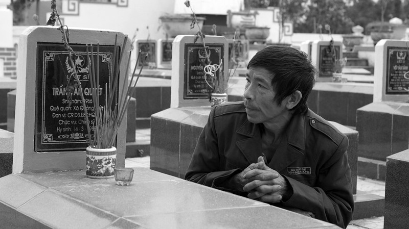 Ông Trần Đình Cương, anh trai liệt sĩ Quyết chia sẻ: “Ngày em Quyết hy sinh, cha mẹ tôi suy sụp, mẹ ốm lên ốm xuống, khóc mù cả mắt. Đến năm 2009 đưa được hài cốt em về thì cha mẹ đã mất cả”. Ông Trần Đình Cương, anh trai liệt sĩ Quyết chia sẻ: “Ngày em Quyết hy sinh, cha mẹ tôi suy sụp, mẹ ốm lên ốm xuống, khóc mù cả mắt. Đến năm 2009 đưa được hài cốt em về thì cha mẹ đã mất cả”.