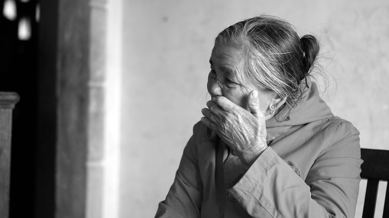 Nhập ngũ cùng một đợt, hy sinh cùng một ngày lại ở hai làng sát nhau, nhưng thi hài liệt sĩ Trương Minh Thương, xã Quảng Sơn, Quảng Trạch, Quảng Bình, đến nay vẫn chưa được tìm thấy. Bà Trương Thị Bảo, mẹ liệt sĩ Thương, vẫn luôn nuối tiếc: “Thương lắm, vì nó không có tương lai. Nếu sống đến bây giờ, thằng Thương cũng 53 tuổi, cũng có con, có cháu như người ta…” Nhập ngũ cùng một đợt, hy sinh cùng một ngày lại ở hai làng sát nhau, nhưng thi hài liệt sĩ Trương Minh Thương, xã Quảng Sơn, Quảng Trạch, Quảng Bình, đến nay vẫn chưa được tìm thấy. Bà Trương Thị Bảo, mẹ liệt sĩ Thương, vẫn luôn nuối tiếc: “Thương lắm, vì nó không có tương lai. Nếu sống đến bây giờ, thằng Thương cũng 53 tuổi, cũng có con, có cháu như người ta…”