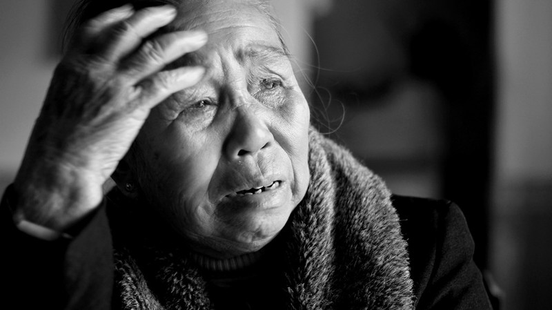 “Mệ đau, nhưng gần 30 năm, mệ cũng hết đau rồi. Chỉ thương hắn xin đi lính thay anh trai là Phạm Hữu Cành, để anh hắn ở nhà giúp cha mẹ làm lụng nuôi các em. Hắn đi, mà giấy báo tử về vẫn đề tên anh hắn”, bà Võ Thị Á, mẹ liệt sỹ Phạm Hữu Tý, Phong Thủy, Lệ Thủy, Quảng Bình chia sẻ về con trai của mình. “Mệ đau, nhưng gần 30 năm, mệ cũng hết đau rồi. Chỉ thương hắn xin đi lính thay anh trai là Phạm Hữu Cành, để anh hắn ở nhà giúp cha mẹ làm lụng nuôi các em. Hắn đi, mà giấy báo tử về vẫn đề tên anh hắn”, bà Võ Thị Á, mẹ liệt sỹ Phạm Hữu Tý, Phong Thủy, Lệ Thủy, Quảng Bình chia sẻ về con trai của mình.
