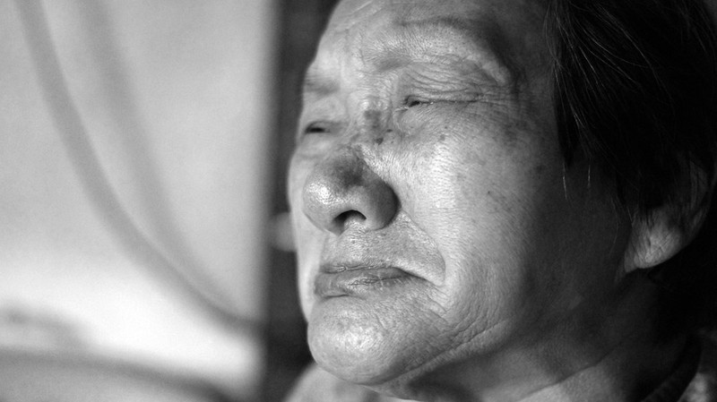 Bà Nguyễn Thị Hòa, 84 tuổi, xã Liên Thủy, huyện Lệ Thủy, Quảng Bình, thường xuyên đau yếu, phải ngồi một chỗ đã nhiều năm nay. Mỗi khi nhắc đến người con trai thứ tư, liệt sĩ Võ Minh Đức, bà không kìm được xúc động. Bà Nguyễn Thị Hòa, 84 tuổi, xã Liên Thủy, huyện Lệ Thủy, Quảng Bình, thường xuyên đau yếu, phải ngồi một chỗ đã nhiều năm nay. Mỗi khi nhắc đến người con trai thứ tư, liệt sĩ Võ Minh Đức, bà không kìm được xúc động.