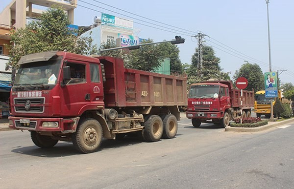 Xe tải nối đuôi chạy trên đường CMT8, Đà Nẵng. Xe tải nối đuôi chạy trên đường CMT8, Đà Nẵng.