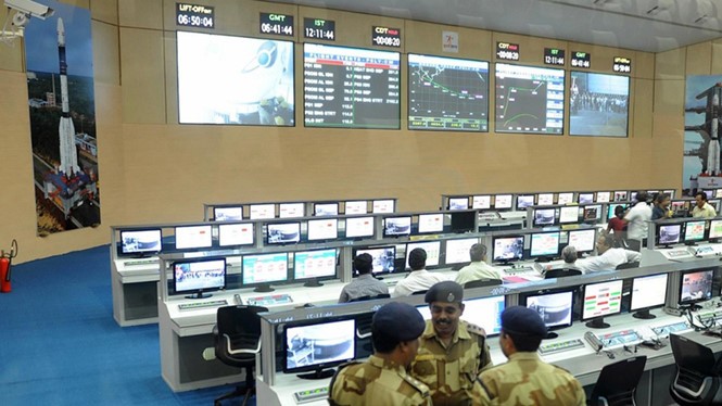 Một trung tâm điều khiển vệ tinh của Ấn Độ - Ảnh: AFP