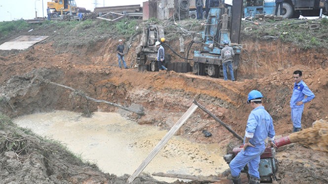 Tuyến ống nước sông Đà giai đoạn 1 đã nhiều lần bị vỡ đường ống, chủ đầu tư giải thích tuyến ống nước sông Đà giai đoạn 2 đã rút kinh nghiệm từ giai đoạn 1 nên mới chọn chất liệu ống là gang dẻo – Ảnh: Tư liệu TTO