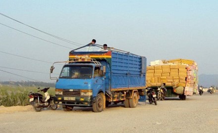 Cán bộ Hải quan An Giang kiểm tra hàng hóa thông quan tại cửa khẩu Tịnh Biên. Ảnh: Báo Tuổi trẻ