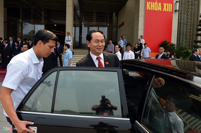 Chủ tịch nước Trần Đại Quang lên ôtô rời tòa nhà Quốc hội.