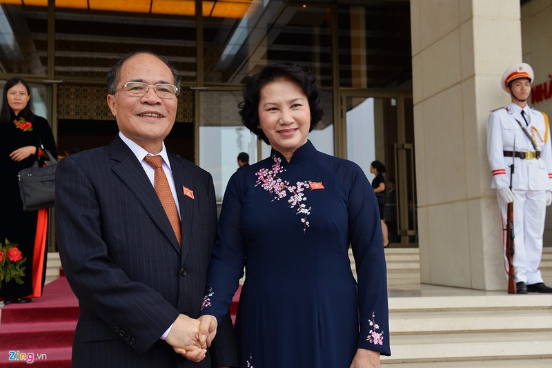 Chủ tịch Quốc hội Nguyễn Thị Kim Ngân và người tiền nhiệm, ông Nguyễn Sinh Hùng tạm biệt nhau.