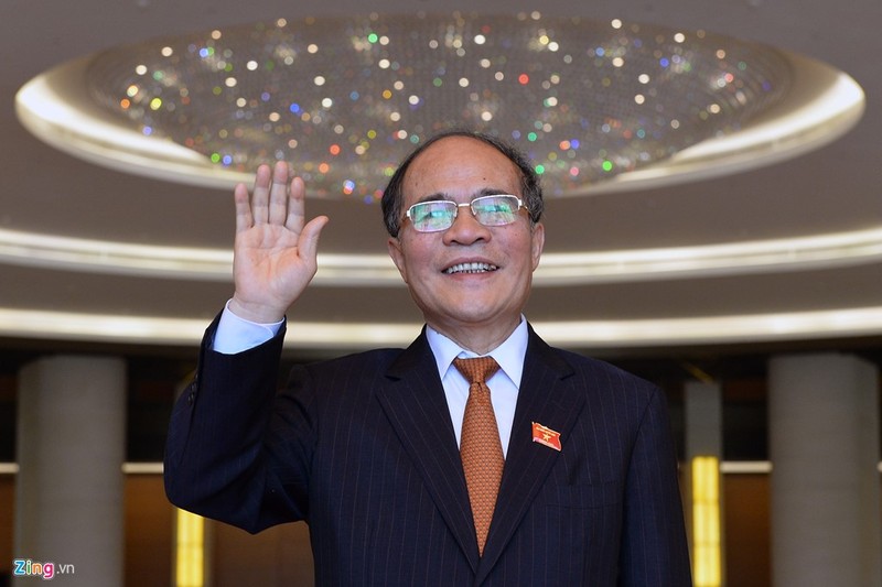 Ông Nguyễn Sinh Hùng vẫy tay chào mọi người. Kỳ họp thứ 11, Quốc hội khóa 13 đã kết thúc tốt đẹp.