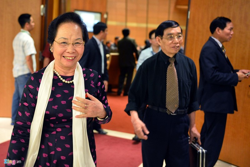 Sáng nay, đầy đủ quan chức, khách mời và các đại biểu đến dự lễ bế mạc. Nguyên Phó Chủ tịch nước Nguyễn Thị Doan rạng rỡ bước ra khỏi hội trường Ba Đình.