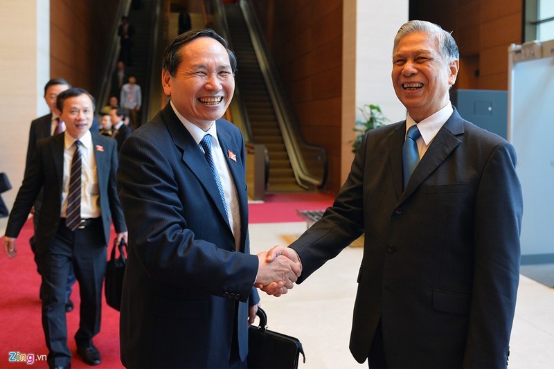 Ông Phùng Khắc Đăng (trái), thành viên đoàn đại biểu Quốc hội Sơn La bắt tay nguyên Phó Chủ tịch Quốc hội Đặng Quân Thụy.