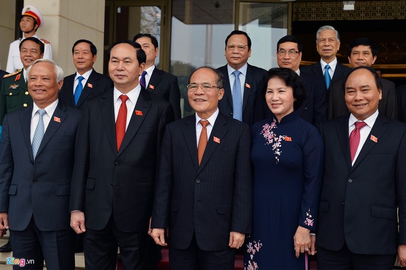 Chủ tịch nước Trần Đại Quang, Thủ tướng Nguyễn Xuân Phúc cùng Chủ tịch Quốc hội Nguyễn Thị Kim Ngân, nguyên Chủ tịch Quốc hội Nguyễn Sinh Hùng và Phó Chủ tịch Quốc hội Uông Chu Lưu cùng một sốt đại biểu chụp ảnh lưu niệm trước khi ra về.