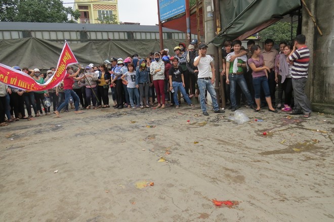 Mùi mắm tôm nồng nặc, trứng thối, cà chua nẫu vương đầy trên nền đường. Ảnh:Thùy Linh Mùi mắm tôm nồng nặc, trứng thối, cà chua nẫu vương đầy trên nền đường. Ảnh:Thùy Linh