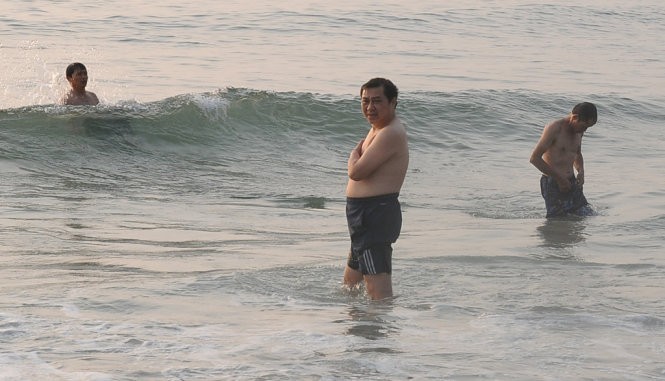 Chủ tịch Đà Nẵng Huỳnh Đức Thơ cũng xuống biển tắm và kêu gọi mọi người cùng tắm biển - Ảnh: Đăng Nam