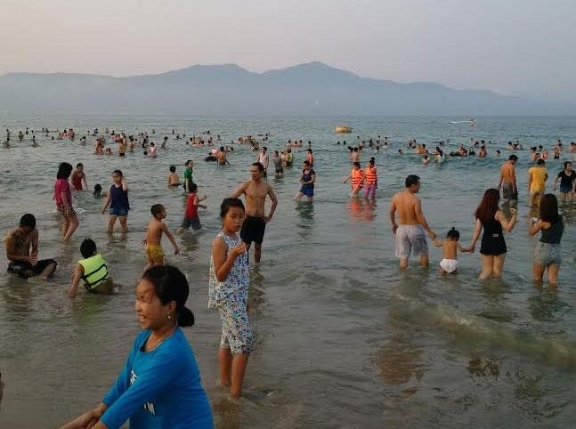 Từ người lớn đến trẻ em vui đùa trên bãi biển. Từ người lớn đến trẻ em vui đùa trên bãi biển.