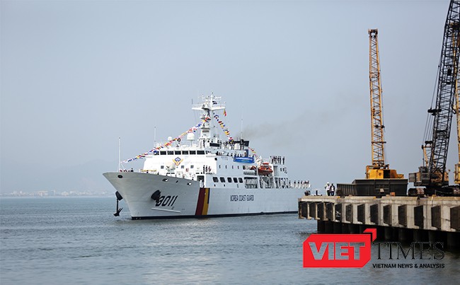 Đúng 10h30 tàu BADADO tiến vào cảng Tiên Sa