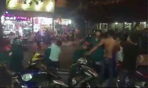 Xôn xao clip dân quân đánh, trấn áp một nhóm thanh niên ảnh 1