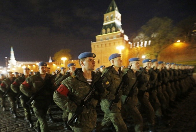 Quân nhân được huy động tập luyện cho buổi diễu hành.